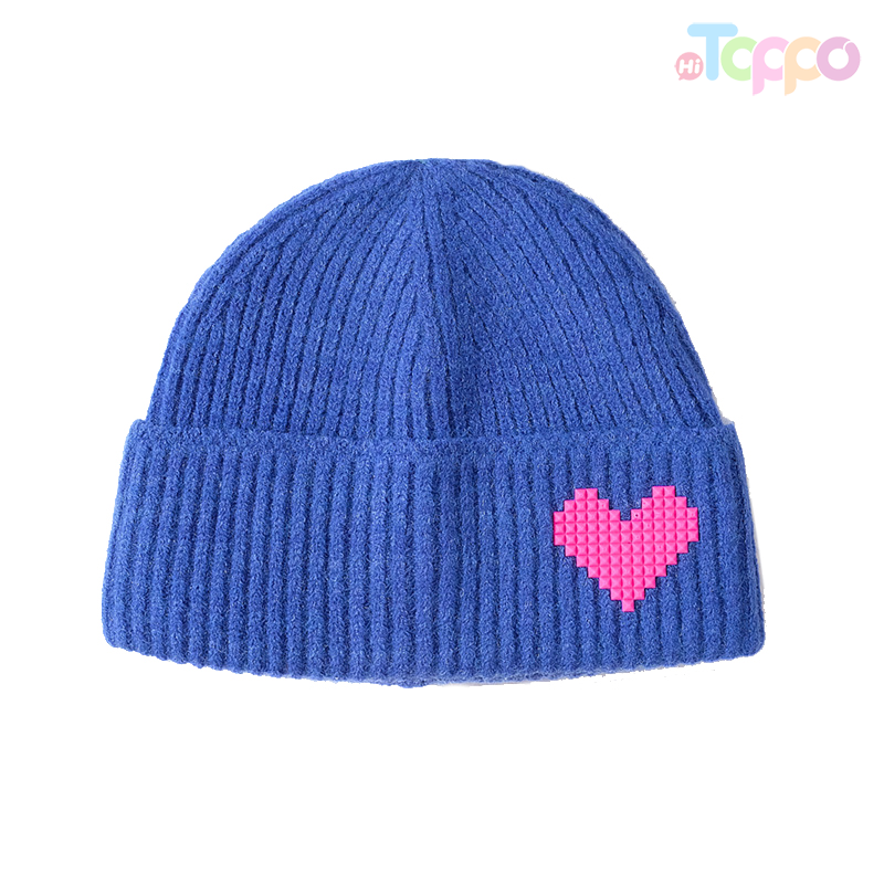 Women Core Spun Yarn Solid Knitted Hat with Silicone Love Heart