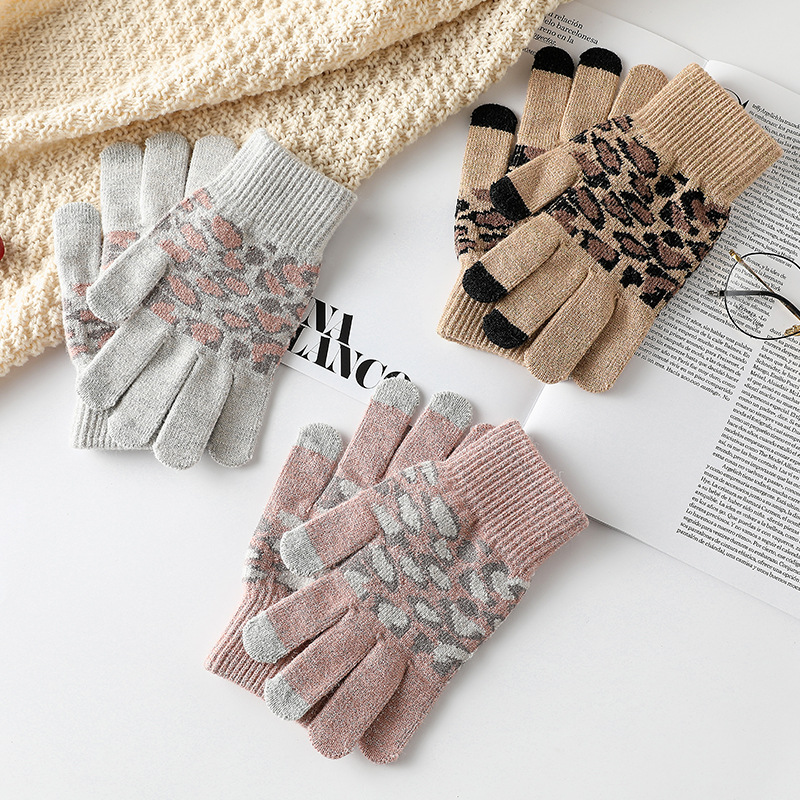 Knitted Jacquard touch-screen gloves