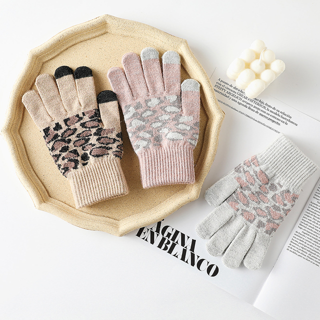 Knitted Jacquard touch-screen gloves